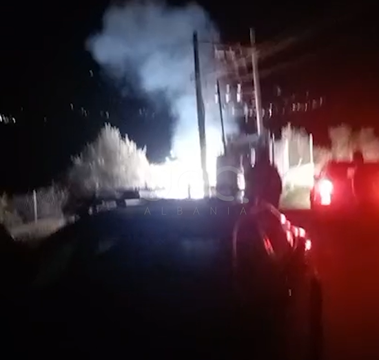Belsh  Transformatori merr flakë dhe shpërthen pranë banesave  banorët  Rrezikohemi çdo ditë 