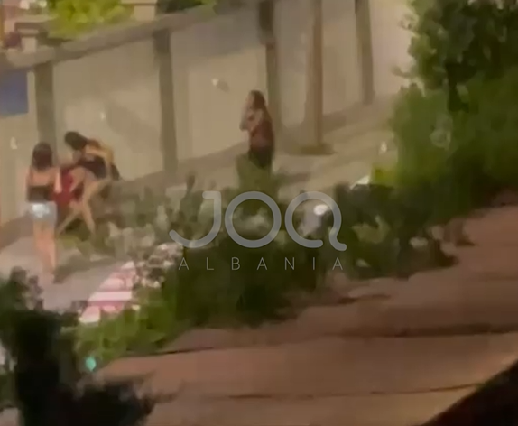 Vajzat e huaja dhurojnë  show  në mes të rrugës  Ishin  tapë  