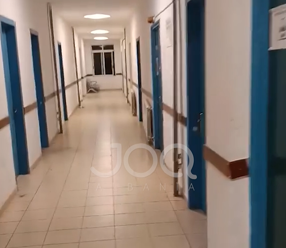 Skandal në Urgjencën e Lushnjës  Qytetari filmon ambientet bosh  Kemi të sëmurë  s ka asnjë mjek 