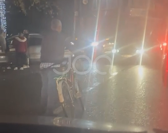 Tiranë  I moshuari  tapë   futet në mes të makinave në lëvizje