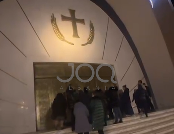  Mbaruat xhiron ju dhe tani vini këtu    besimtarët ortodoksë nuk lejohen të futen në katedrale