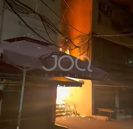 Zjarr në një pallat te  Shallvaret   banorët  S po futemi dot në shtëpi 