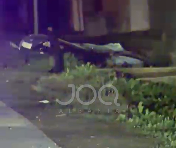 Divjakë  Përplasen dy makina  njëra prej tyre përfundon në kanal  Tre të plagosur rëndë 