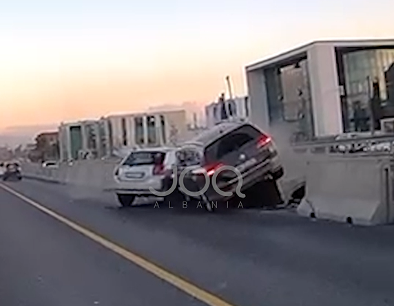 Aksidenti i frikshëm  i huaji për JOQ  Manovra e gabuar e Toyota më përplasi në bordurë