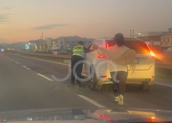 Policia që duam  Efektivi ndihmon zonjat në autostradë  shtyn makinën që pësoi defekt