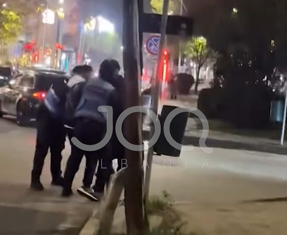 Ndalohet me dhunë një i ri te sheshi  Skënderbej 