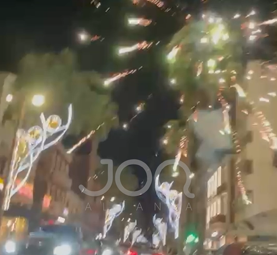  Çmendet  pasagjeri  hedh fishekzjarre nga makina në lëvizje në mes të bulevardit