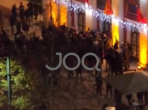  Duam ujë  Poshtë qeveria   vlonjatët futen brenda Teatrit  i prishin festën Bashkisë