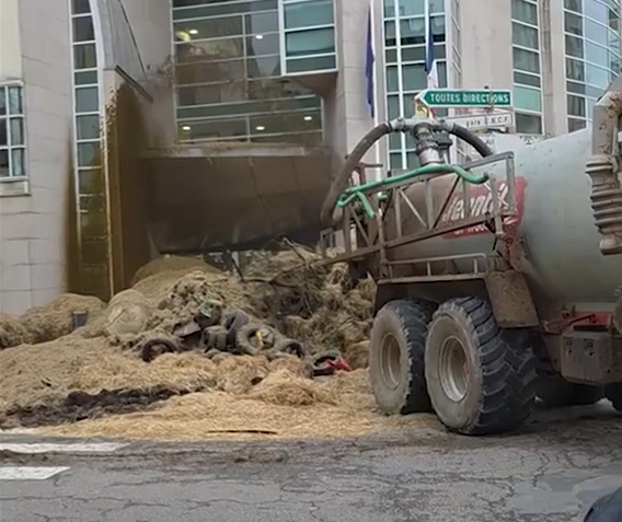 Fermerët francezë në revoltë, ‘spërkasin’ me bajga godinat shtetërore