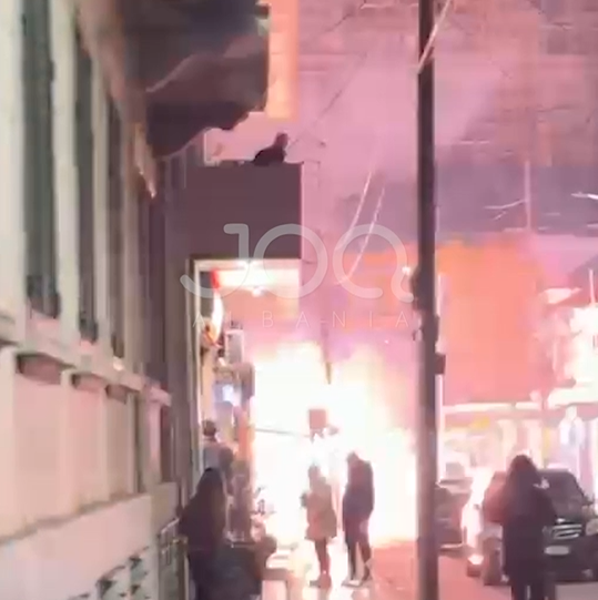 Shtylla elektrike përfshihet nga flakët dhe shkakton shpërthime, rrezikohen kalimtarët