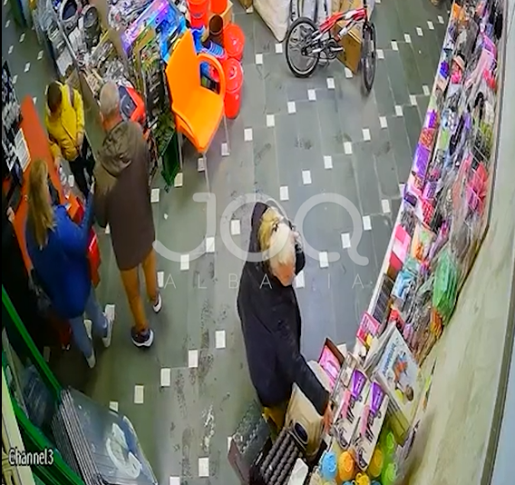 Gruaja filmohet duke vjedhur në një dyqan  S është hera e parë 