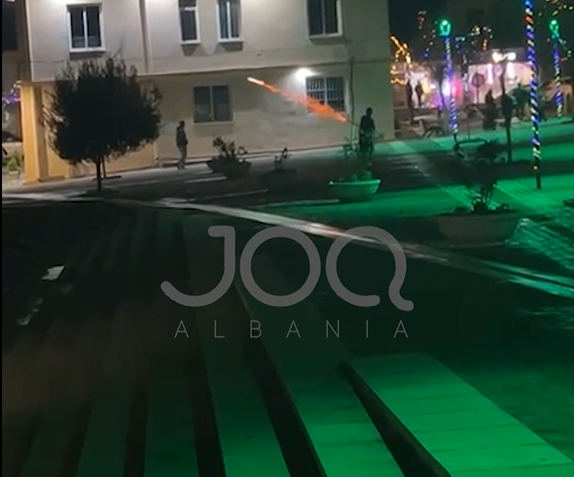  Adoleshentët përdorin fishekzjarret si  armë   rrezikojnë kalimtarët 