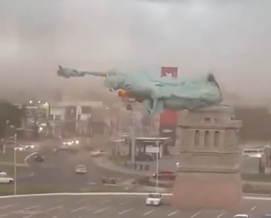 Video virale: Momenti kur era e fortë rrëzon kopjen e Statujës së Lirisë në Brazil