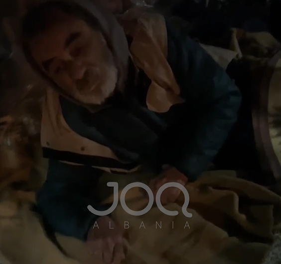  S ka ngrënë prej dy ditësh  fle jashtë me batanije të lagura  Albano ka nevojë për ndihmë  