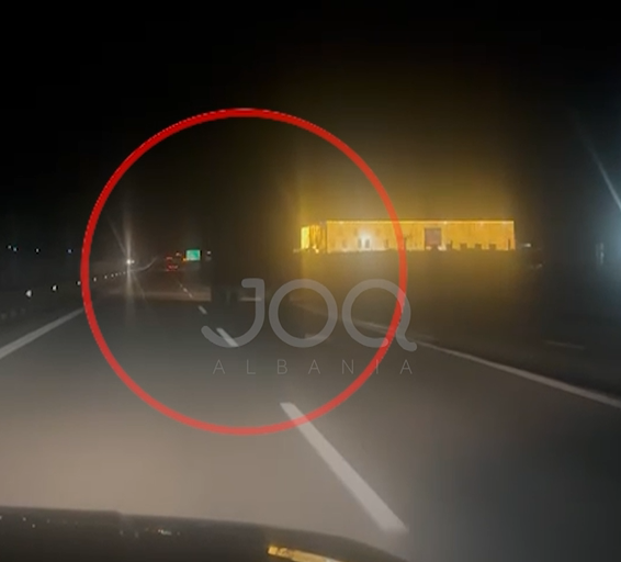 “Minë me sahat” në autostradë, kamioni qarkullon lirshëm pa asnjë dritë mbrapa