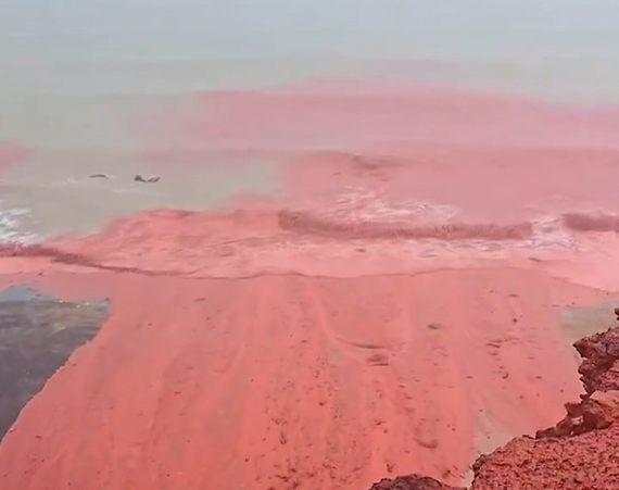 Deti bëhet “i kuq si gjaku” në Iran, pamjet virale që po ‘ngjallin frikëra biblike’