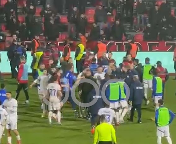 Skandal në Superligë: Tifozët e Flamurtarit futen në fushë dhe godasin lojtarët e Teutës