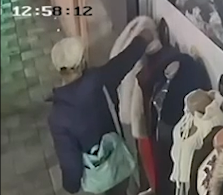 I riu kapet nga kamera teksa vjedh një pellush për femra në dyqan