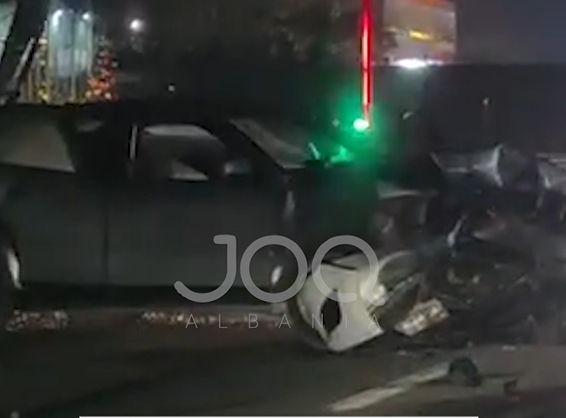 Aksident në Elbasan: Makinat përplasen ‘kokë më kokë’, 4 të plagosur