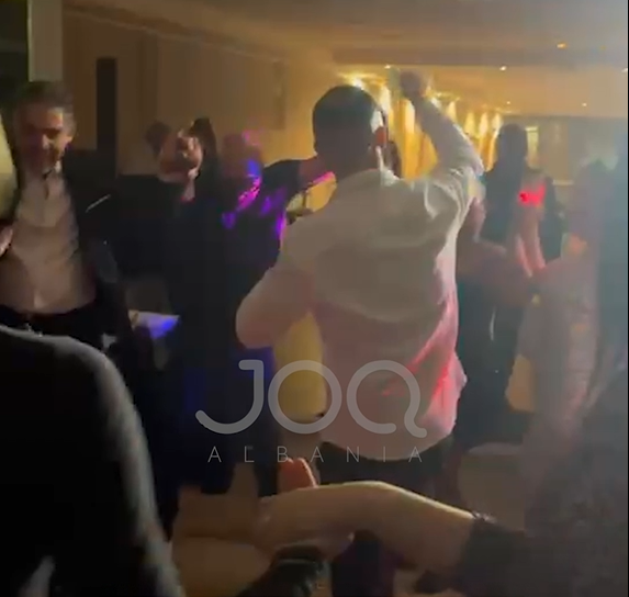 Francezët kërcejnë vallen pogonishte për kolegun e tyre shqiptar