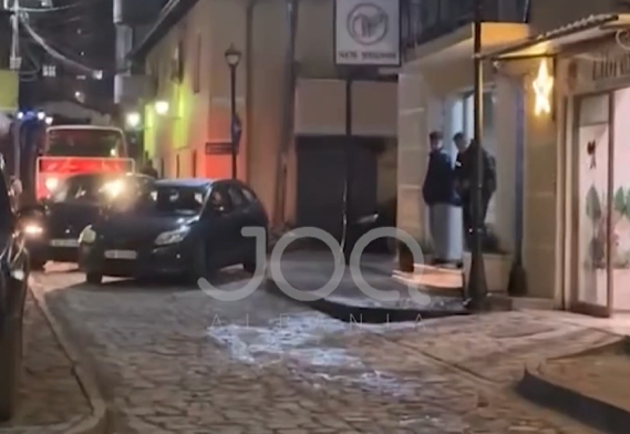 Shoferja parkon makinën në mes të rrugës  pengon zjarrfikësen që po shkonte të shuante zjarrin