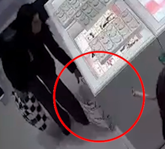  Paturpësi    E reja i merr qesen qytetares  sy për sy  në dyqan