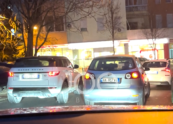 Shoferja e  Range Rover  s pyet për rregulla  futet në parakalim të gabuar