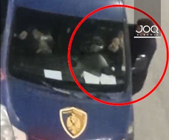 U kap në kundërvajtje  çfarë i dha shoferi i mjetit me targa të huaja policit 