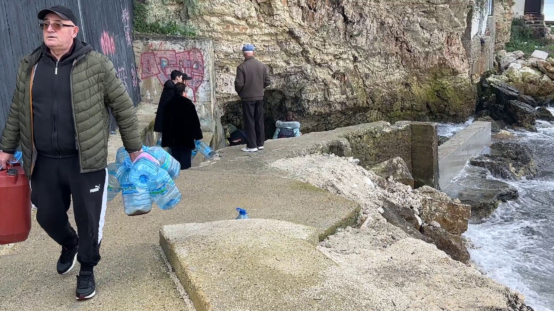 Vlora pa ujë për të katërtën ditë radhazi, defekti në tubin kryesor nuk është zgjidhur ende