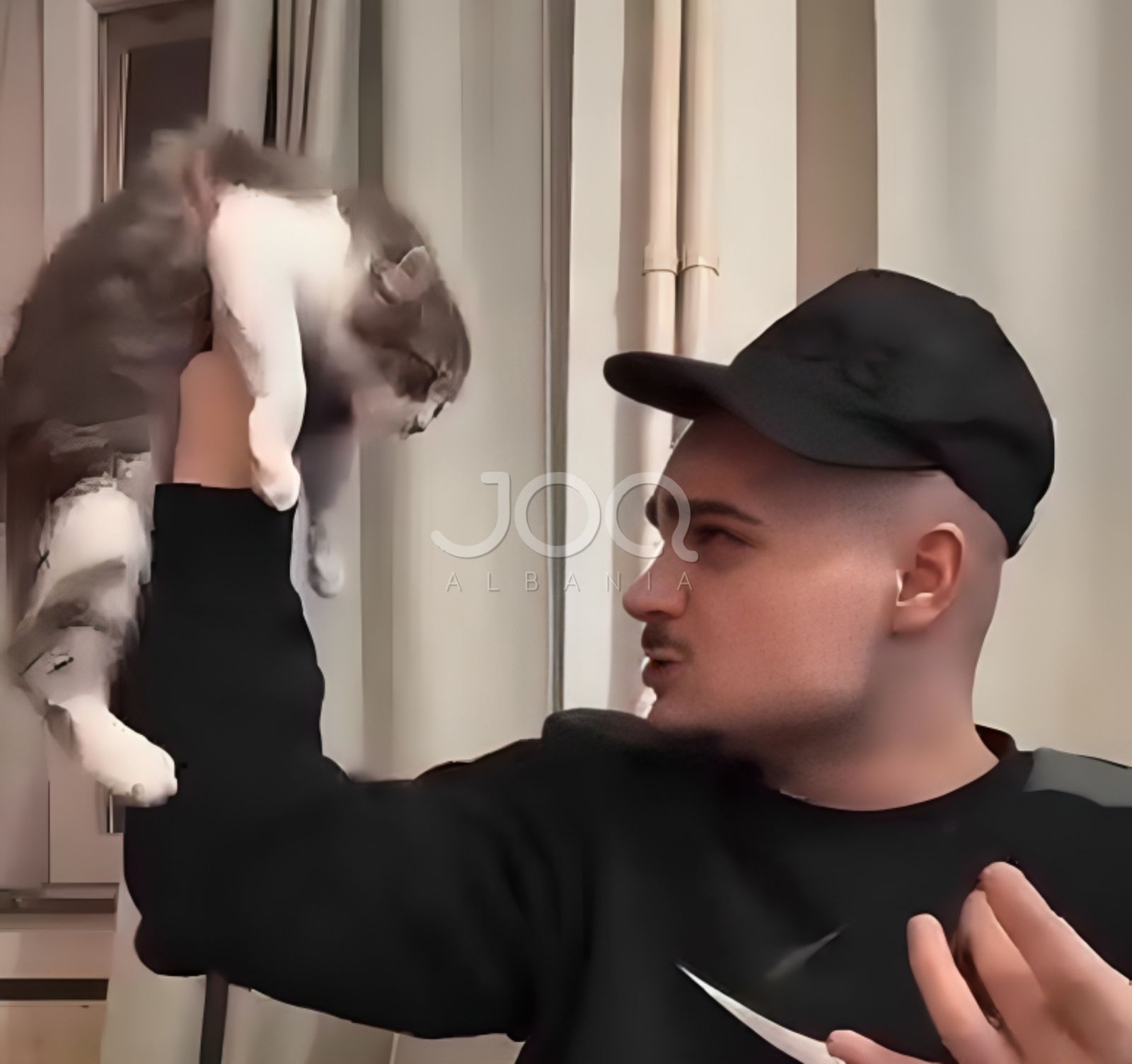 Disa muaj më parë i këputi veshin një 21-vjeçari, Samuel Tahiraj tymos kotelen me hashash live ne TikTok