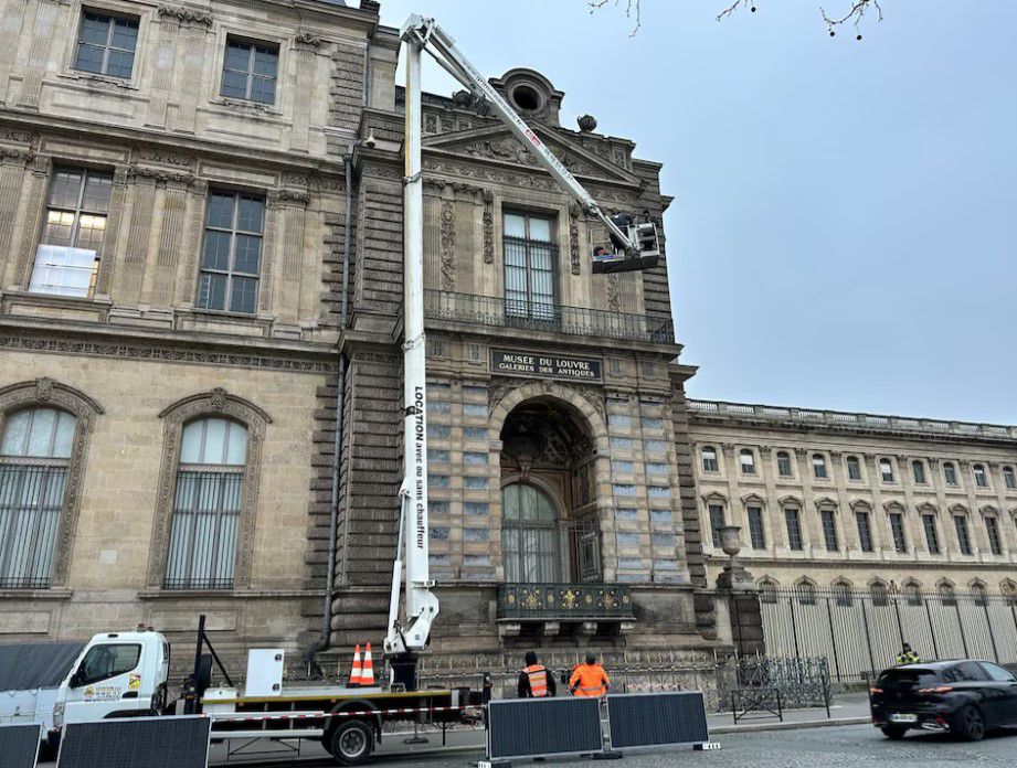 Muzeu i Luvrit forcon sigurinë pas grabitjes së bizhuterive të kurorës