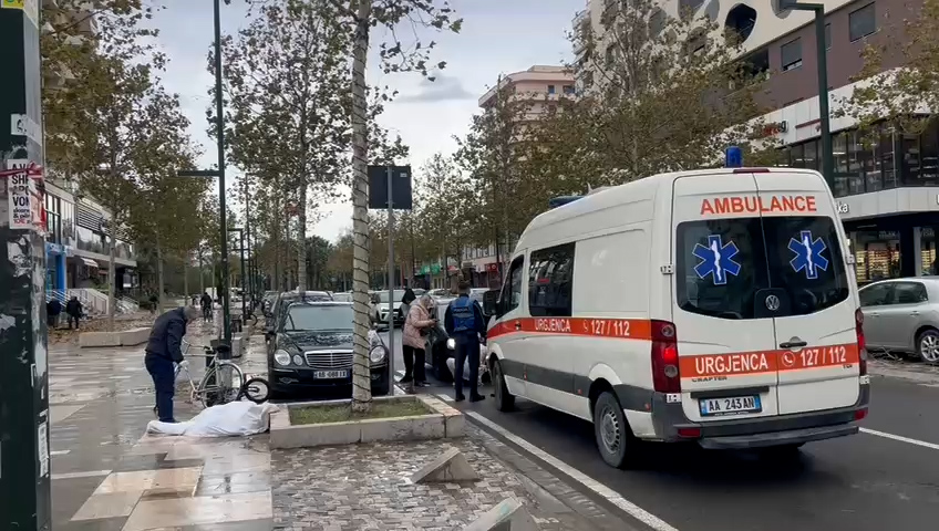 Një grua humb jetën në Vlorë pas rrëzimit aksidental nga erërat e forta
