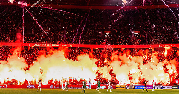 Tifozët i vënë  flakën  stadiumit  Ajax braktis ndeshjen