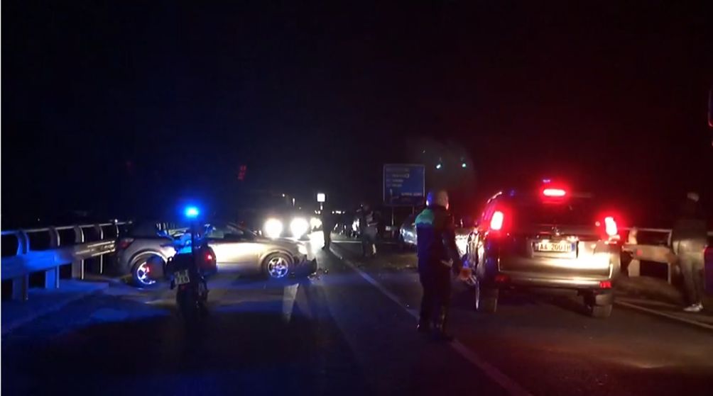 Aksident në aksin Fier–Berat, automjeti përplaset me zetorin