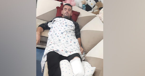 Aksidenti në punë i këputi këmbën  Aleksi ka nevojë për ndihmën tuaj