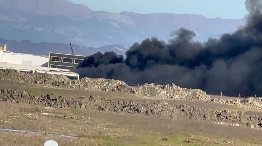 Digjen dhjetëra autobusë në sektorin Rinia në Durrës