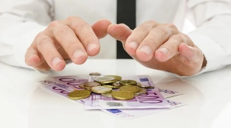 Iluzioni digjital i suksesit, të rinjtë dhe etja për lekë të shpejtë