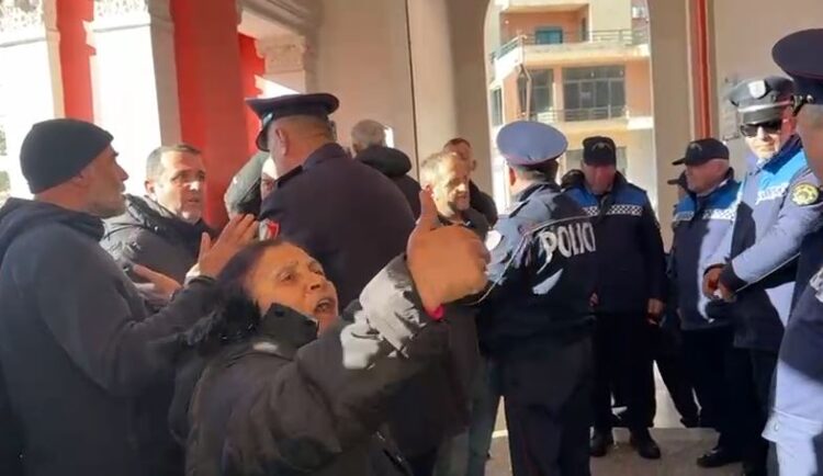 Vlonjatët pa ujë pej 4 ditësh  tentojnë të futen me bidona në bashki