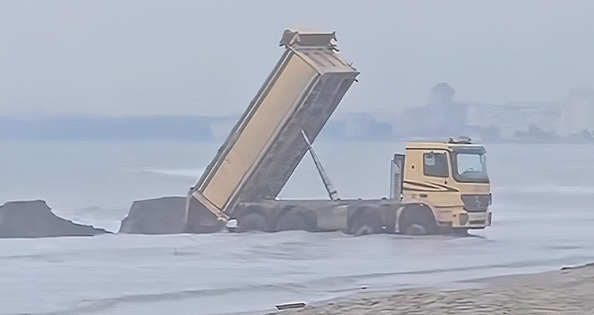 Kamioni futet në det dhe shkarkon inerte në Golem