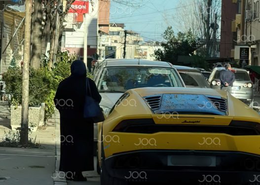 Harroni Lamborghinin! Detaji i ëmbël në këtë foto nga Durrësi do t’ju ngrohë zemrën