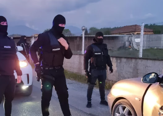 Nëse të merr peng policia, kë duhet të telefonojmë?