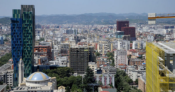 Kleringu po mbyt industrinë e tullave në Shqipëri  Fabrikat mbyllen  banesat mbeten stok