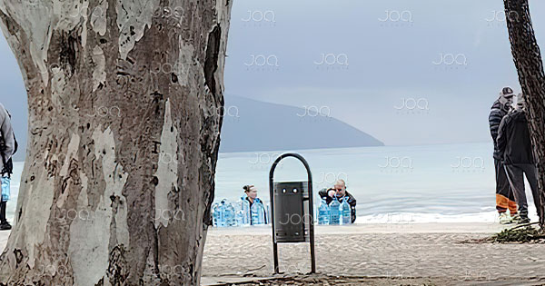 Vlonjatët detyrohen të mbushin ujë në det