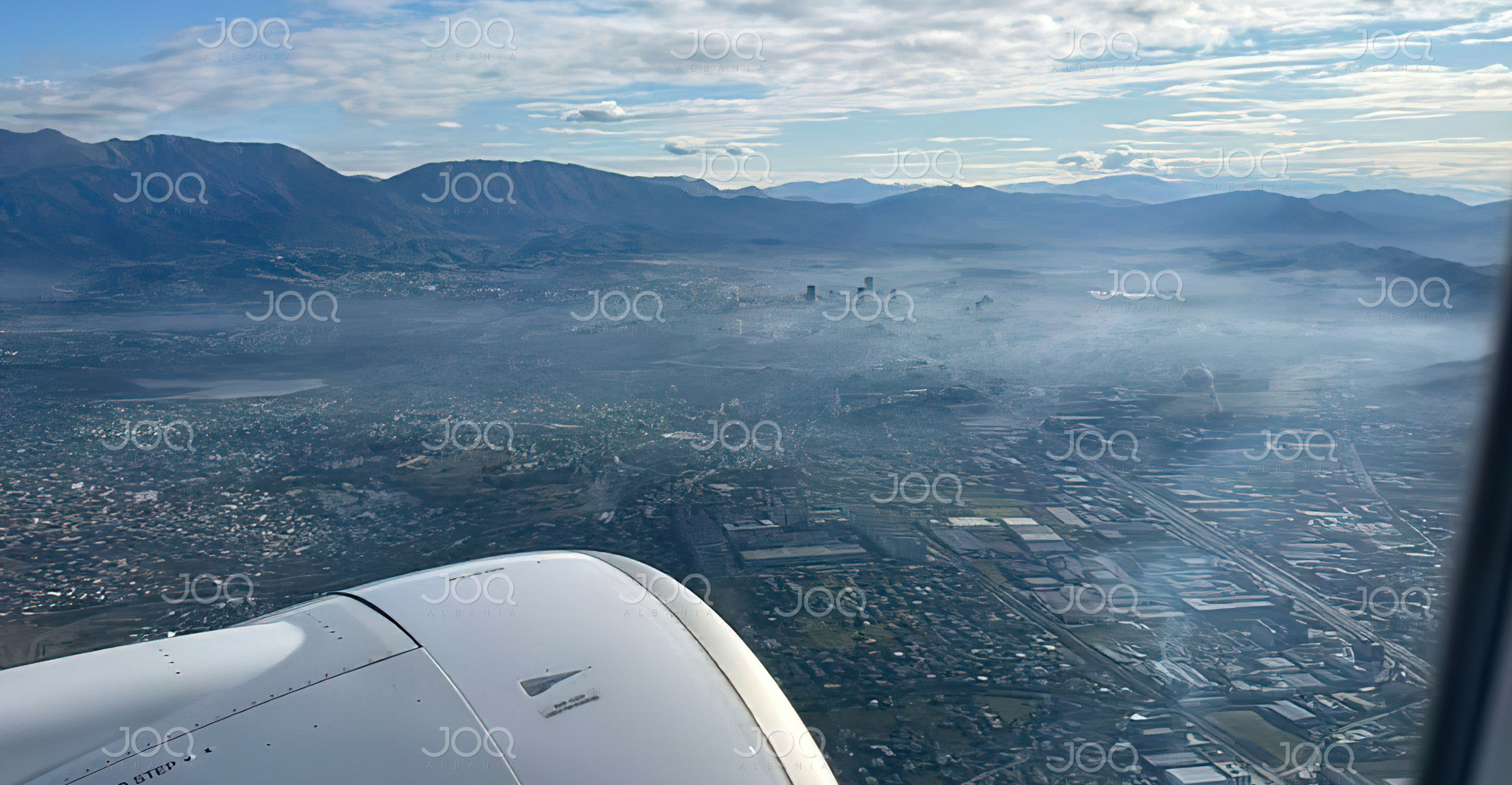 PAMJE NGA QIELI  Tirana  zhduket  nën pushtetin e smogut 