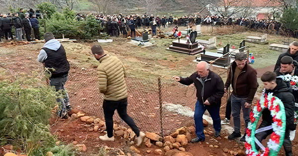 Përcillet për në banesën e fundit 15 vjeçari i vrarë me thikë