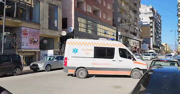 Fier  52 vjeçari bie nga kati i 5 të te komshiu në katin e 2 të  shpëton mrekullisht