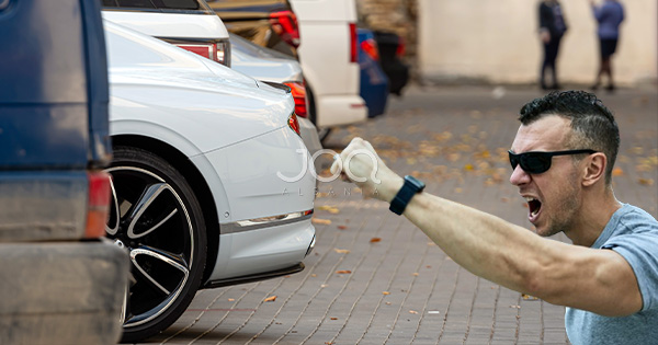 Qytetari kërcënohet teksa parkon   S ta lejoj  vendi është i pallatit tim  