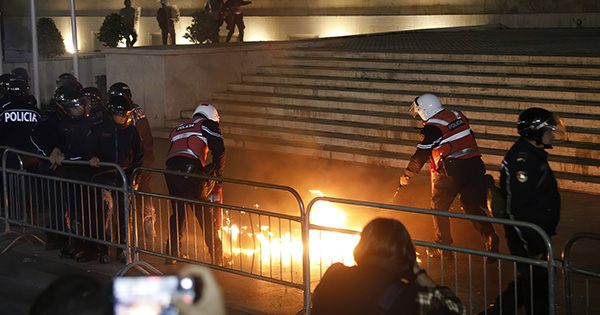 Protesta e Berishës: Hodhën nja dy Molotovë dhe ikën…