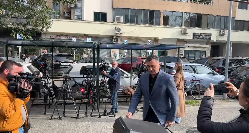 Abuzimi me tenderat e AKSH it  Nëndrejtori i policisë Erjon Ismaili mbërrin në GJKKO