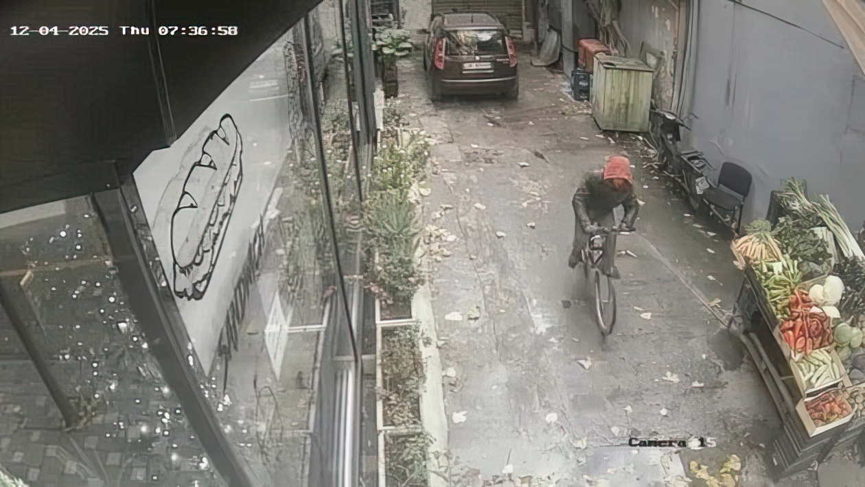 I riu pa sedër afrohet pranë pastiçerisë dhe i vjedh zonjës biçikletën